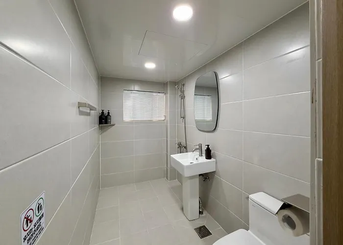 The Shim Station - 2mins To Station Hotel