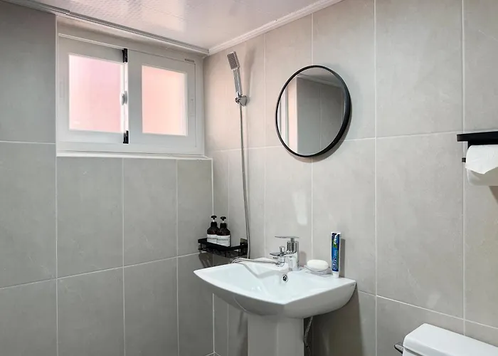 Hotel The Shim Station - 2mins To Station 3*