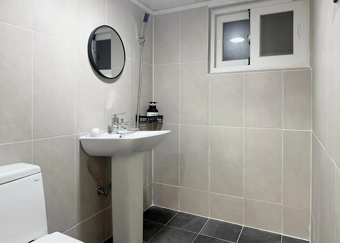 Hotel The Shim Station - 2mins To Station 3*